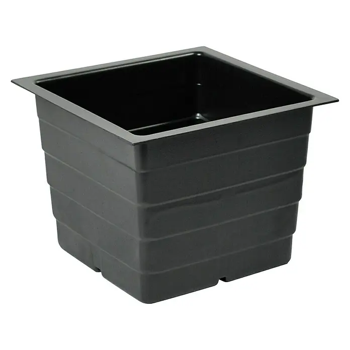 Mega Collections Pflanzkasten-Einsatz - L x B x H: 44 x 44 x 26 cm - Hier ist ein quadratischer Pflanzbehälter aus schwarzem Kunststoff mit gerippten Seiten, ideal für den Innen- und Außenbereich.