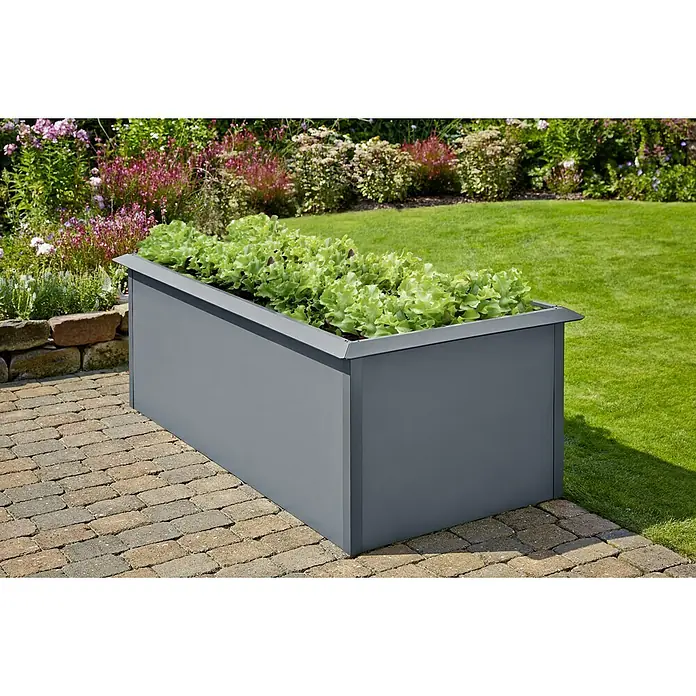 Gardol Huerto urbano - 200 x 100 x 76 cm, Acero, Antracita - Una jardinera rectangular gris con plantas de lechuga verde, situada en una zona pavimentada de un jardín.