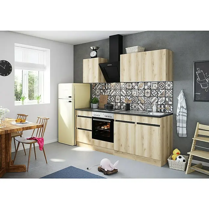 Optifit Singleküche Kaya - Breite: 210 cm, Braun, Farbe Dunstabzugshaube: Schwarz, Mit Elektrogeräten - Eine moderne Küche mit hellen Holzfronten, einem schwarzen Dunstabzug und einem Vintage-Kühlschrank. Helle und freundliche Atmosphäre.