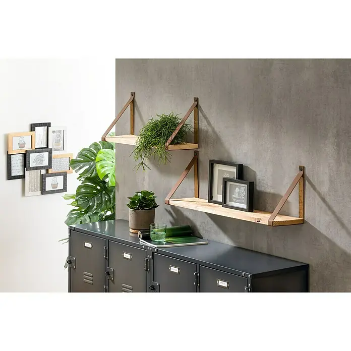 Dolle Soporte de estantería Loop - 2 ud., Piel, Carga límite balda: 12 kg - Dos estantes de madera con soportes de correas de cuero en una pared gris. Los estantes están decorados con plantas y marcos de fotos.
