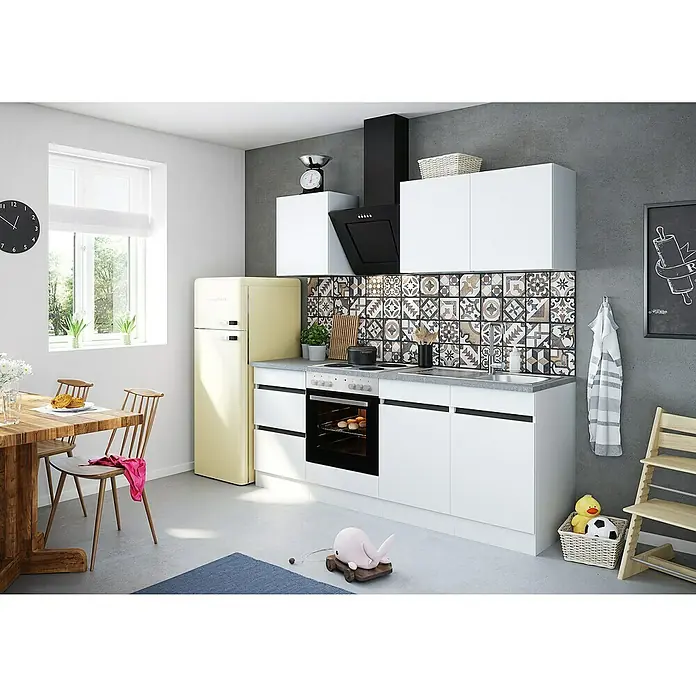 Optifit Singleküche Luca - Breite: 210 cm, Weiß, Farbe Dunstabzugshaube: Schwarz - Helle Küche mit weißen Schränken, Retro-Kühlschrank und Holztisch. Die Küche kombiniert moderne Elemente mit Vintage-Akzenten.