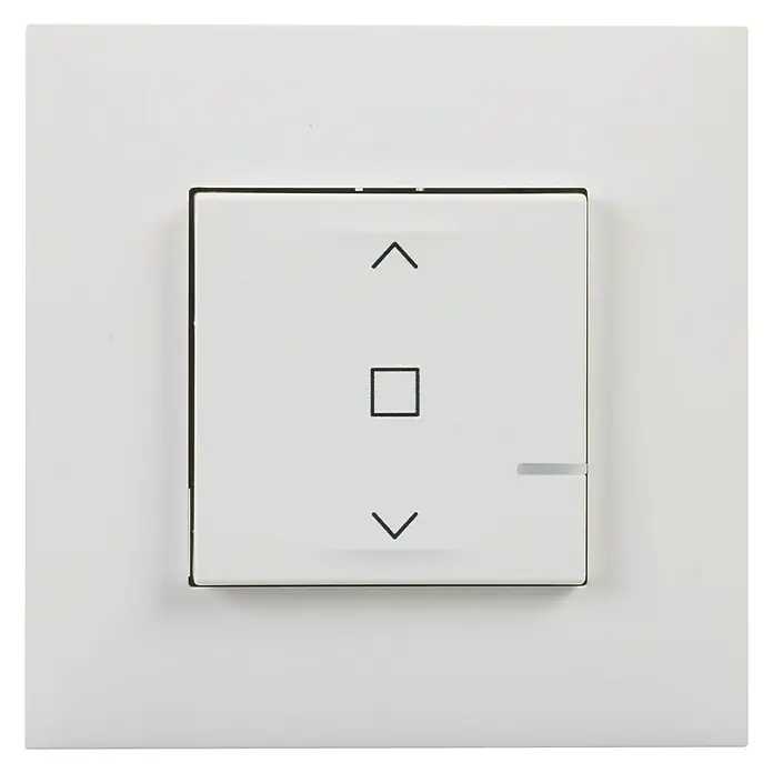 Legrand Valena Next with Netatmo Interruptores para persianas Wireless - Blanco, Montaje en la pared - Primer plano de un interruptor blanco para persianas enrollables con flechas arriba, abajo y parada, en una pared blanca. Diseño sencillo.
