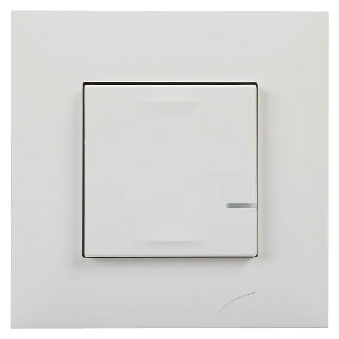 Legrand Valena Next with Netatmo Conmutador Iluminado - Blanco, Satinado, Montaje en la pared - Primer plano de un interruptor de luz blanco con marco negro, montado en una pared blanca.
