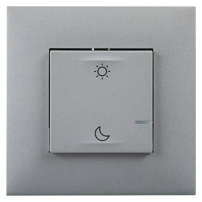 Legrand Valena Next with Netatmo Conmutador Día/noche - Aluminio, Mate, Montaje en la pared - Primer plano de un interruptor de luz táctil con icono de sol para modo día y luna para modo noche.