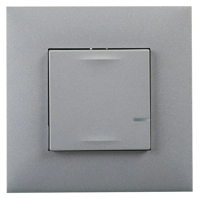 Legrand Valena Next with Netatmo Conmutador On/Off - Aluminio, Mate, Montaje en la pared - Primer plano de un interruptor de luz cuadrado y moderno con un acabado metálico liso y un diseño minimalista.