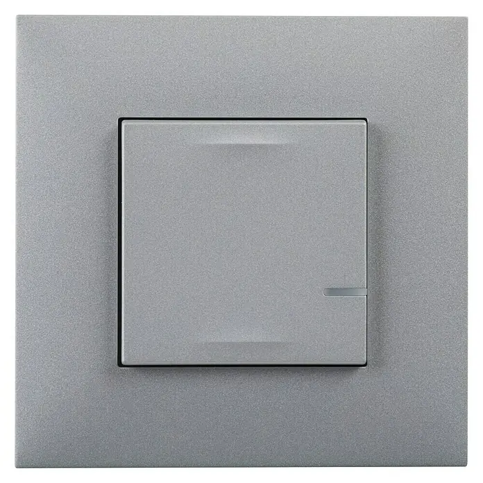 Legrand Valena Next with Netatmo Conmutador Iluminado - Aluminio, Satinado, Montaje en la pared - Primer plano de un interruptor de luz gris con placa frontal cuadrada y textura sutil para un diseño moderno.
