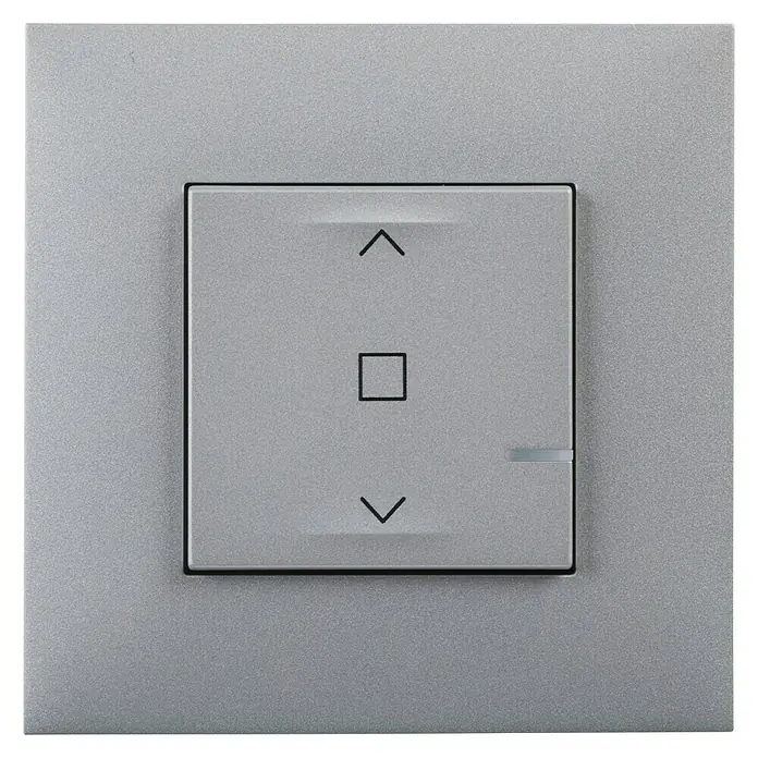Legrand Valena Next with Netatmo Interruptores para persianas - Aluminio, Resplandeciente, Montaje enrasado - Primer plano de un interruptor de persiana plateado con símbolos de flecha y parada para controlar persianas o persianas enrollables.