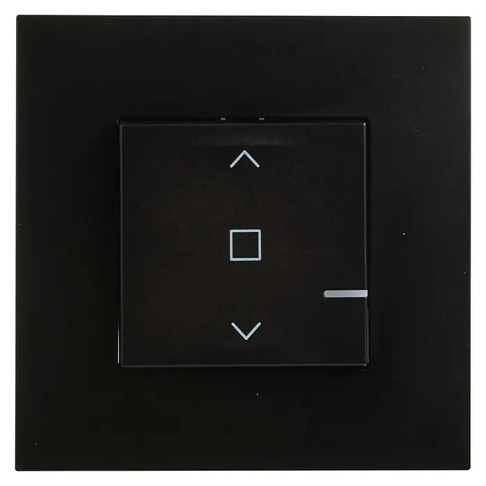 Legrand Valena Next with Netatmo Interruptores para persianas - Negro, Montaje en la pared - Primer plano de un panel táctil negro y cuadrado para controlar dispositivos electrónicos, destacado por símbolos minimalistas de flecha y cuadrado.