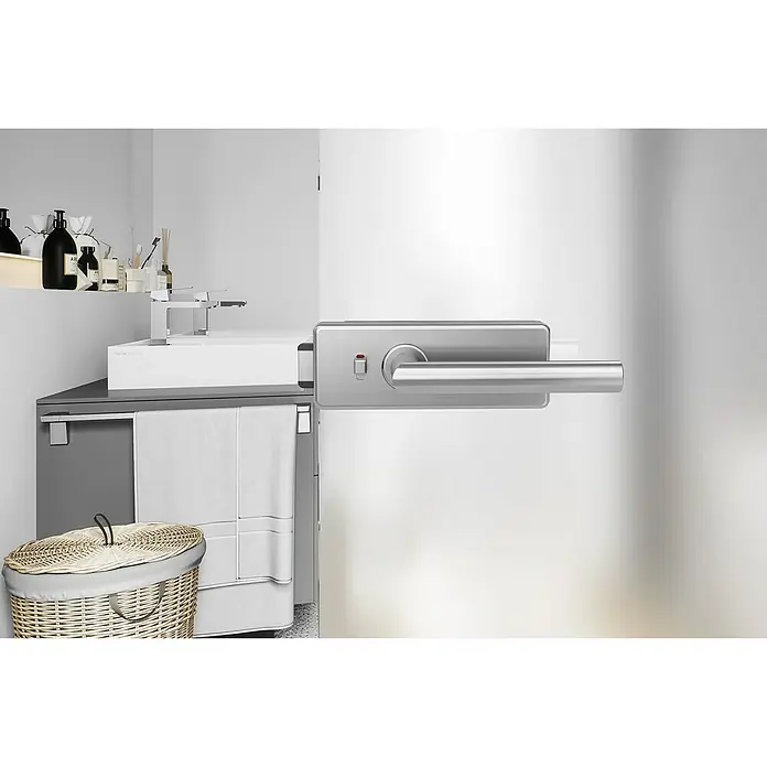 Diamond Doors Glastürbeschlag Style Premium WC - Edelstahloptik, Bandbohrung/Bänder: Office 3-teilig, WC-Schloss - Nahaufnahme eines modernen Türgriffs aus Edelstahl in einem Badezimmer, der Stil und Funktionalität vereint.