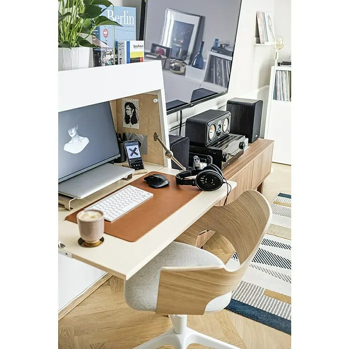 Garnica Ultralight Leichtbauplatte Fixmaß - Pappel, 2.500 x 1.220 x 30 mm - Büro-Setup mit einem modernen Schreibtisch, einem bequemen Bürostuhl, einem Laptop, einer Tastatur, einer Maus und Kopfhörern.