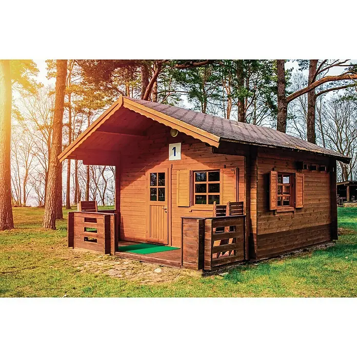 Garnica Duraply Allwetter-Sperrholzplatte Fixmaß - Pappel, 2.500 x 600 x 12 mm - Hübsches Holzhaus mit überdachter Veranda, umgeben von Bäumen. Ideal für Ferien oder als Gästehaus mit der Nummer 1 über der Tür.
