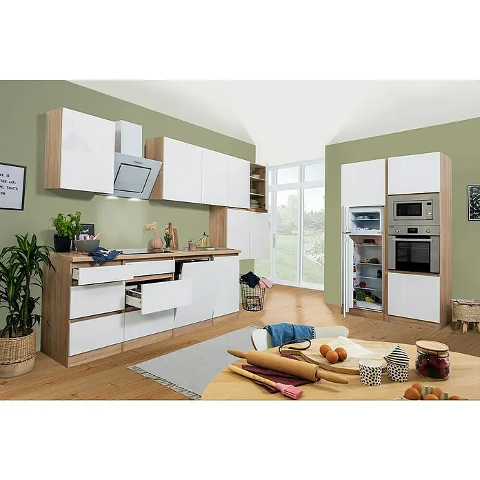 Respekta Premium Küchenzeile Lorena - Breite: 445 cm, Weiß, Hochglänzend, Dekor Arbeitsplatte: Holzoptik, Mit Elektrogeräten - Küchenaufnahme mit modernen weißen und Holz-Akzenten. Die Küche ist hell, mit einer Kombination aus weißen Fronten und Holzdekor.