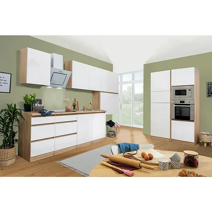 Respekta Premium Küchenzeile Lorena - Breite: 445 cm, Weiß, Hochglänzend, Dekor Arbeitsplatte: Holzoptik, Mit Elektrogeräten - Eine helle Küche mit modernen weißen Schränken und Holzakzenten, die eine warme und einladende Atmosphäre schafft. Die Küchengeräte sind aus Edelstahl.