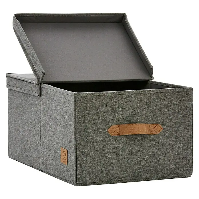 Store It Aufbewahrungsbox mit Klappdeckel - L x B x H: 47 x 30 x 22 cm, Textil, Grau - Graue Aufbewahrungsbox mit offenem Deckel und braunem Griff, ideal für die Organisation und Aufbewahrung von Gegenständen im Haushalt.