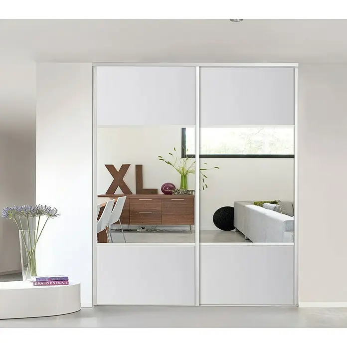 Optimum Schiebetür-Bau-Set Weiß/Spiegel - 180 x 250 cm - Elegante Schiebetüren mit weißem Rahmen und Spiegel-/Glaseinsätzen. Die Schranktüren reflektieren das moderne Interieur des Raumes.