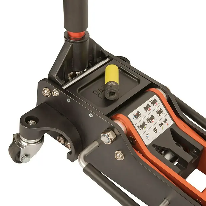 Bahco Hydraulischer Rangierwagenheber - Hubhöhe: 100 mm - 485 mm - Nahaufnahme eines schwarzen Wagenhebers mit orangen Akzenten und einem gelben Steckschlüsselaufsatz.
