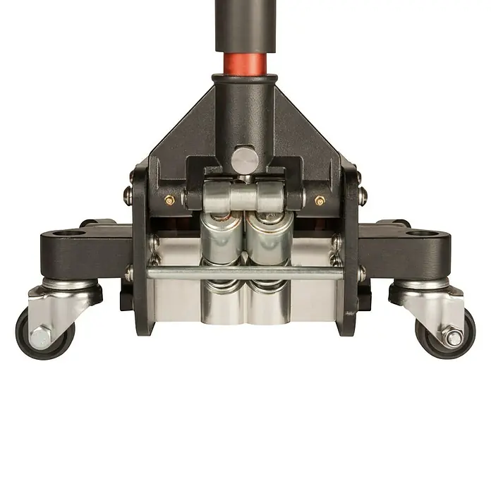 Bahco Hydraulischer Rangierwagenheber - Hubhöhe: 100 mm - 485 mm - Das Bild zeigt eine Nahaufnahme der Basis eines Werkstattkrans mit Rollen, ideal für schwere Lasten und Werkstattarbeiten.