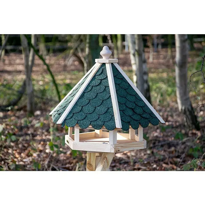 Dobar Vogelhaus - Grün/Braun - Detailaufnahme eines hölzernen Vogelhauses mit grünem Dach inmitten einer natürlichen Waldumgebung.