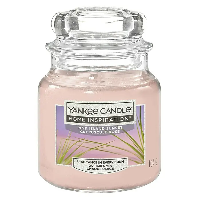 Yankee Candle Home Inspirations Duftkerze - Im Glas, Pink Island Sunset, Small - Nahaufnahme einer Yankee Candle "Pink Island Sunset" Duftkerze im Glas mit Deckel, die für eine entspannende Atmosphäre sorgt.