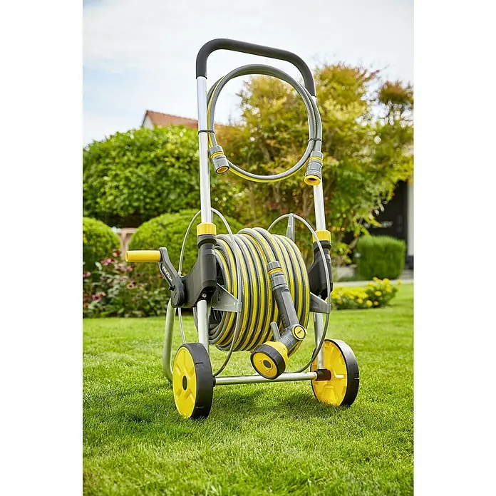 Neptun Schlauchwagen-Set Explorer Modell 2021Metall, Schlauchlänge: 30 m - Gelb-graue Gartenschlauchaufroller mit Rädern. Schlauch ist aufgerollt und eine Spritzpistole ist seitlich befestigt.