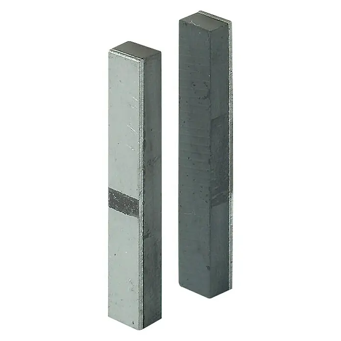 Häfele Cierre magnético - Fuerza de adherencia: 2 kg, Gris - Dos bloques rectangulares grises de metal sobre una superficie negra, destacando la textura y el acabado superficial del metal.