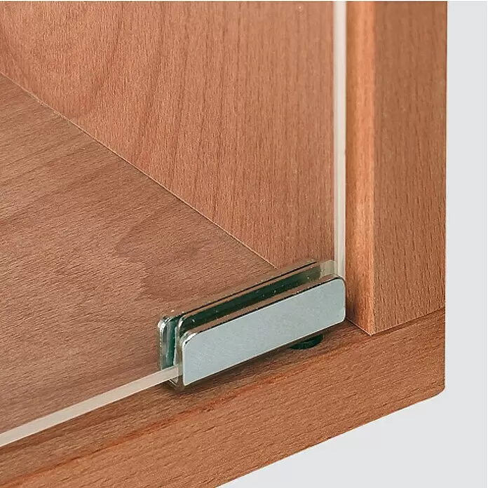 Häfele Bisagra para puertas de cristal - 40 x 13,5 mm, Ángulo de apertura: 110 °, Negro - Abrazadera metálica pulida que sujeta un panel de vidrio transparente en un marco de madera para puertas correderas.