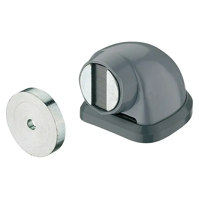 Häfele Tope de puerta - Magnético - Un tope magnético de puerta con un soporte angular gris y una placa metálica redonda, sobre un fondo negro.