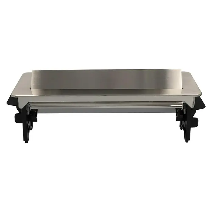 UniTEC Tischsteckdose - Versenkbar, Silber, 40 x 13 x 12,3 cm - Eine Nahaufnahme eines verstellbaren Laptopständers aus Metall mit schwarzen Kunststofffüßen vor einem schwarzen Hintergrund.