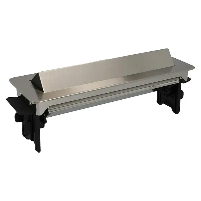 UniTEC Tischsteckdose - Versenkbar, Silber, 40 x 13 x 12,3 cm - Detaillierte Aufnahme eines eleganten, silberfarbenen Briefkastens mit schlichtem Design und schwarzen Halterungen vor schwarzem Hintergrund.
