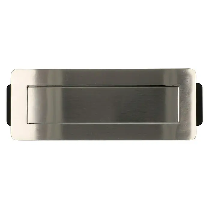 UniTEC Tischsteckdose - Versenkbar, Silber, 40 x 13 x 12,3 cm - Eine rechteckige Briefklappe aus gebürstetem Metall mit abgerundeten Ecken und einem horizontalen Schlitz in der Mitte.