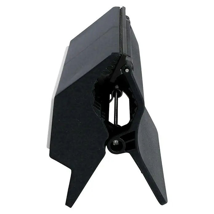 UniTEC Tischsteckdose - 3-fach, Weiß/Anthrazit, 25 x 9 x 19 cm - Nahaufnahme einer schwarzen Wäscheklammer mit starkem Griff und robustem Design, ideal zum Aufhängen von Wäsche.