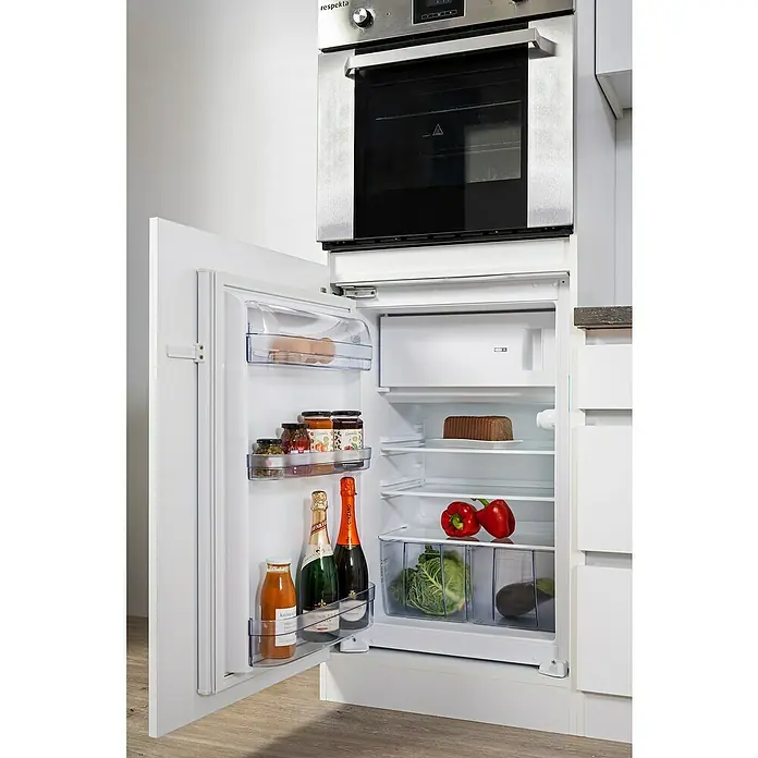Respekta Premium Küchenzeile Lorena - Breite: 280 cm, Weiß, Hochglänzend, Dekor Arbeitsplatte: Steinoptik, Mit Elektrogeräten - Ein offener Kühlschrank der Marke Respekta, gefüllt mit Lebensmitteln, unter einem eingebauten Respekta-Ofen in einer hellen Küche.