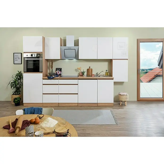 Respekta Premium Küchenzeile Lorena - Breite: 330 cm, Weiß, Hochglänzend, Dekor Arbeitsplatte: Holzoptik, Mit Elektrogeräten - Helle Küche mit modernen weißen Schränken, Holzoberflächen, Edelstahlofen und Dunstabzugshaube. Der Boden ist helles Holz.