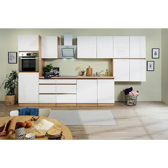 Respekta Premium Küchenzeile Lorena - Breite: 380 cm, Weiß, Hochglänzend, Dekor Arbeitsplatte: Holzoptik, Mit Elektrogeräten - Helle Küche mit weißen Hochglanzfronten und Arbeitsplatte in Holzoptik, Essbereich mit Zutaten zum Backen im Vordergrund.