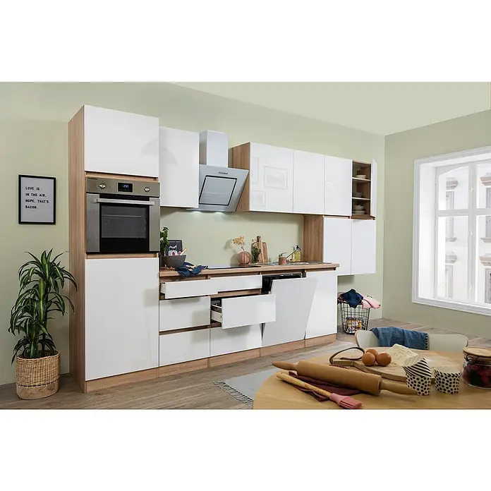 Respekta Premium Küchenzeile Lorena - Breite: 380 cm, Weiß, Hochglänzend, Dekor Arbeitsplatte: Holzoptik, Mit Elektrogeräten - Moderne Küche mit weißen Schränken und Holzdetails, eingebautem Ofen und Arbeitsfläche mit Backutensilien für ein gemütliches Ambiente.