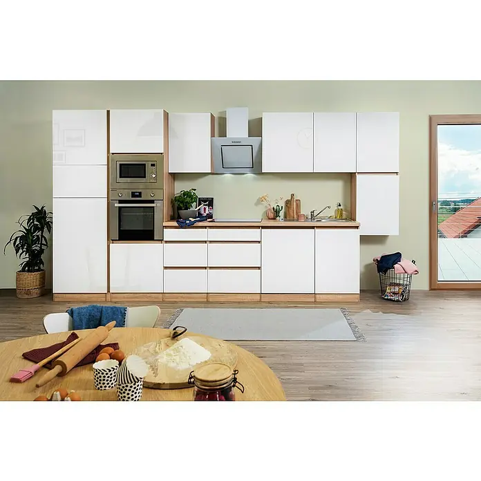 Respekta Premium Küchenzeile Lorena - Breite: 395 cm, Weiß, Hochglänzend, Dekor Arbeitsplatte: Holzoptik, Mit Elektrogeräten - Helle Küche mit weißen Schränken und Holzelementen, inklusive Geräten und Blick auf einen vorbereiteten Küchentisch.