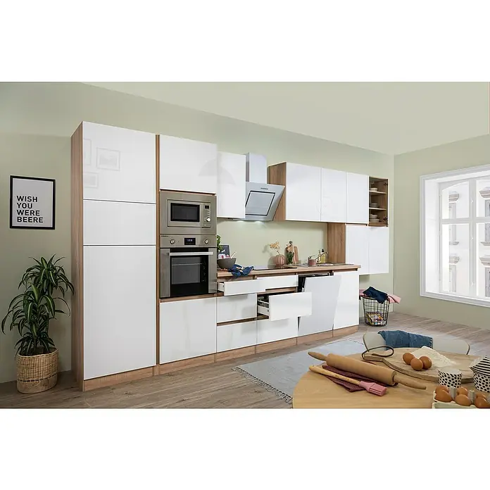 Respekta Premium Küchenzeile Lorena - Breite: 445 cm, Weiß, Hochglänzend, Dekor Arbeitsplatte: Holzoptik, Mit Elektrogeräten - Helle Küche mit weißen Hochglanzfronten, integrierten Geräten und Holzelementen für eine moderne und stilvolle Atmosphäre.