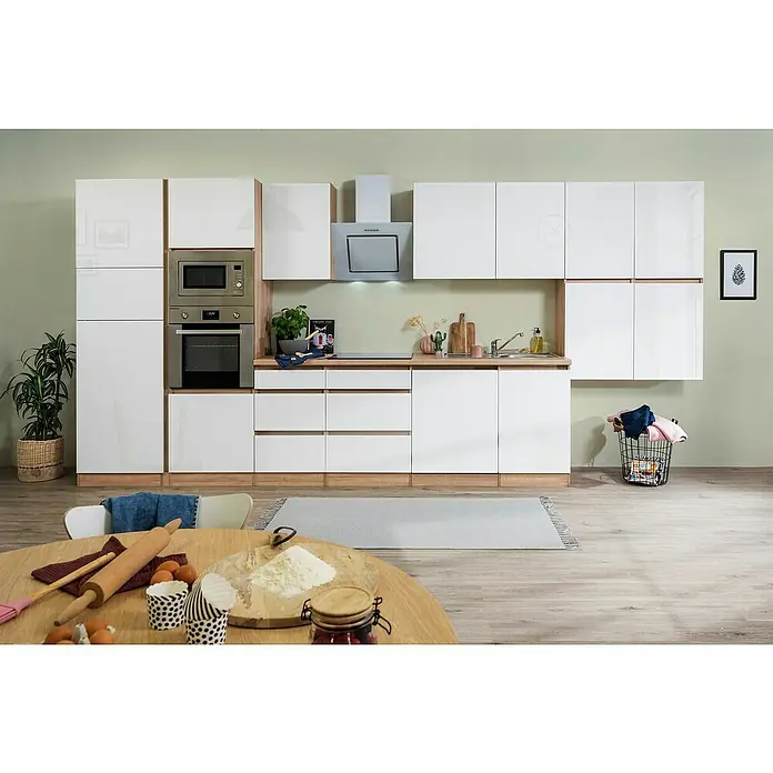 Respekta Premium Küchenzeile Lorena - Breite: 445 cm, Weiß, Hochglänzend, Dekor Arbeitsplatte: Holzoptik, Mit Elektrogeräten - Moderne Küche mit weißen Schränken, Holzdetails und Geräten. Auf dem Tisch Backzutaten für Kuchen und Gebäck.