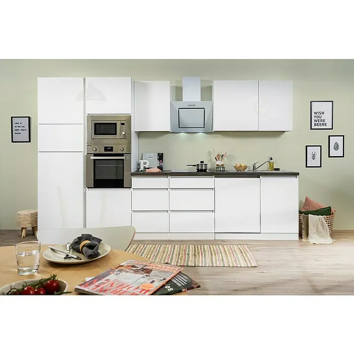 Respekta Premium Küchenzeile Lorena - Breite: 345 cm, Weiß, Hochglänzend, Dekor Arbeitsplatte: Steinoptik, Mit Elektrogeräten - Eine moderne Küche mit weißen Schränken, Edelstahlgeräten und einer stilvollen Dunstabzugshaube für ein elegantes Kocherlebnis.