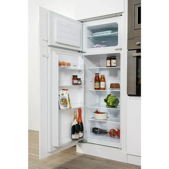 Respekta Kühl-Gefrierkombination Moray für Einbau - 54 x 54 x 144 cm, Weiß, Nutzinhalt Gesamt: 220 l - Kühlschrank mit geöffneter Tür, gefüllt mit Lebensmitteln wie Eiern, Getränken, Gemüse und Konserven. Der Respekta Kühlschrank bietet viel Stauraum.