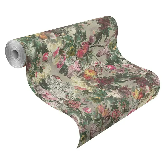 Rasch Vliestapete Blumen - Bunt, Floral, 10,05 x 0,53 m - Eine Rolle floral gemusterter Tapete in sanften, gedämpften Farben. Die Tapete ist aufgerollt und zeigt das blumige Design.