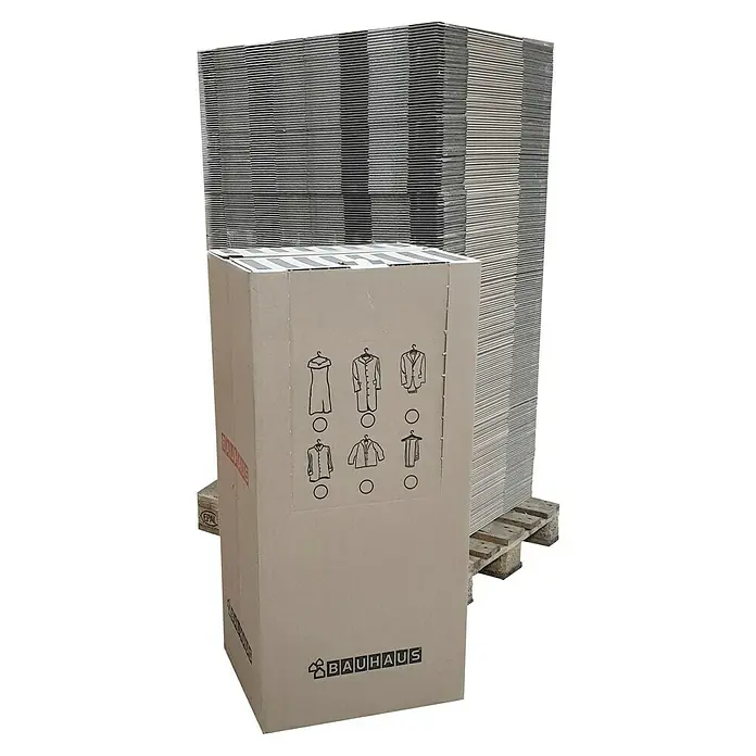 BAUHAUS Kleider-Box - L x B x H: 67 x 53,5 x 120 cm, 50 Stk. - Der Bauhaus Kleiderkarton mit Kleidungsstücksymbolen steht vor einem Stapel flacher Kartons auf einer Holzpalette.