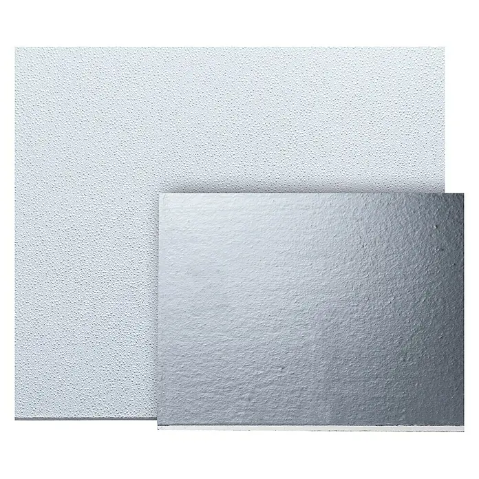 Placa de construcción con vinilo Acabado 8x8 - Yeso - Primer plano de dos placas de techo, una con superficie texturizada y la otra lisa, ideales para diseños interiores modernos.