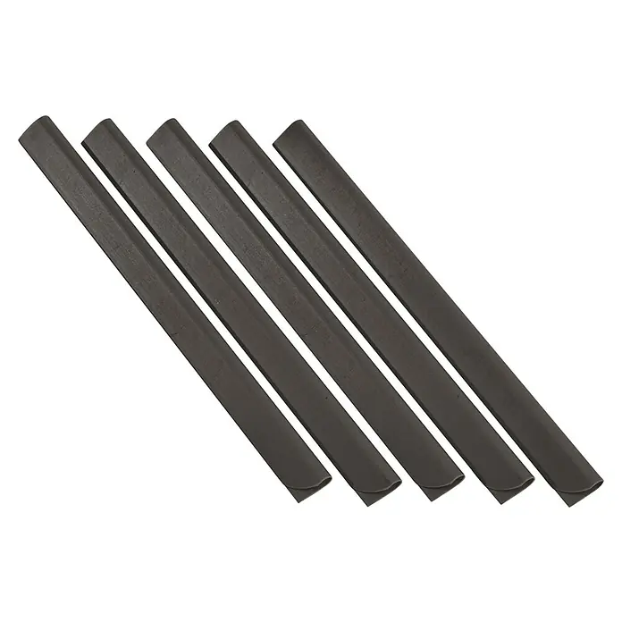 Klemmprofile - 25 Stk., Länge: 19 cm, Anthrazit - Eine Nahaufnahme von sechs grauen Wetzstiften, die sich diagonal auf einem schwarzen Hintergrund befinden.