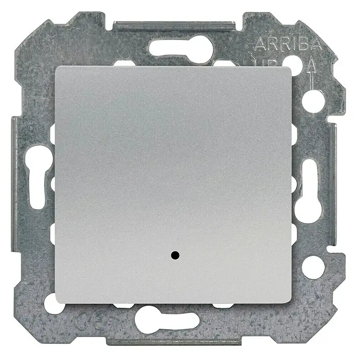 BJC Viva Conmutador con luz - Plateado, Montaje en la pared, 10 A - Primer plano de un interruptor de superficie plateado Gira, montado sobre un soporte metálico, ideal para interiores modernos.