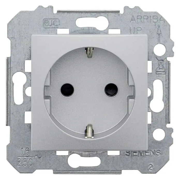 BJC Viva Enchufe - Plateado, Plástico, Colocar - Primer plano de un enchufe Schuko de Siemens, integrado en un soporte metálico, con indicaciones de orientación y especificaciones de voltaje.