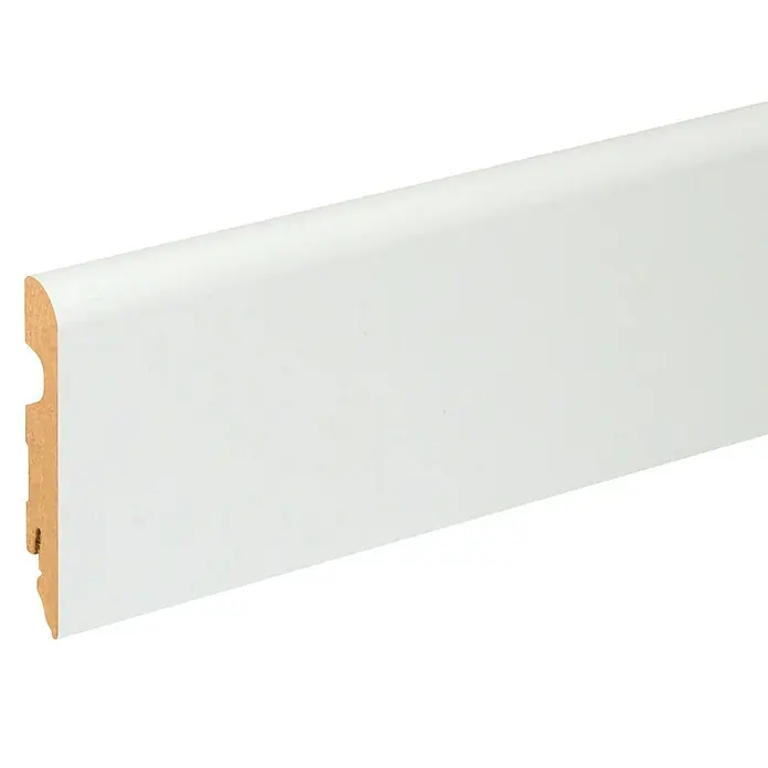 Sockelleiste FU91L - 240 cm x 15 mm x 90 mm, MDF, Foliert - Nahaufnahme einer weißen Fußleiste mit abgerundeter Kante, ideal für moderne Innenräume. Perfekte Wandabschlussleiste mit sauberer Optik.