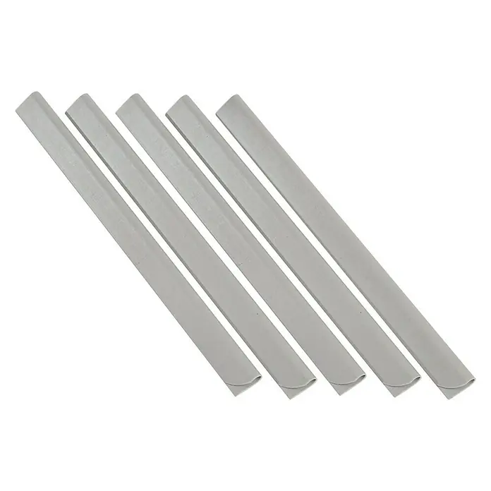 Klemmprofile - 25 Stk., Länge: 19 cm, Silber - Nahaufnahme von 6 grauen, rechteckigen Strohhalmen mit abgerundeten Kanten auf schwarzem Hintergrund. Umweltfreundliche Trinkhalme für den täglichen Gebrauch.