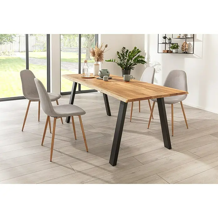 Tischplatte mit Waldkante - Eiche, 200 x 80 x 2,6 cm - Ein Esstisch mit einer hellen Holzplatte und grauen Stühlen in einem hellen Raum. Das moderne Design passt gut in Esszimmer oder Küche.