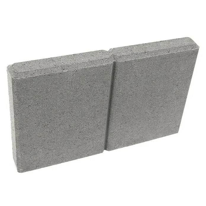 Christoph Randstein C-Line - 40 x 5 x 25 cm, Grau, Beton - Nahaufnahme eines einzelnen grauen Pflastersteins mit einer Nut in der Mitte vor einem schwarzen Hintergrund.